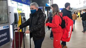 Simona Halep s-a întors din Australia! A fost prinsă, din greșeală, în ușile glisante la aeroportul Henri Coandă | VIDEO & FOTO