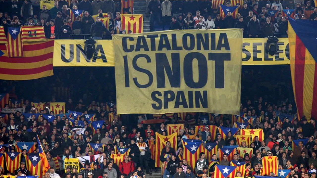Interziși în Liga Campionilor, ultrașii Barcelonei au mers la meciul lui Real Sociedad, din Cupa Regelui, și au afișat un mesaj pentru Guvernul de la Madrid