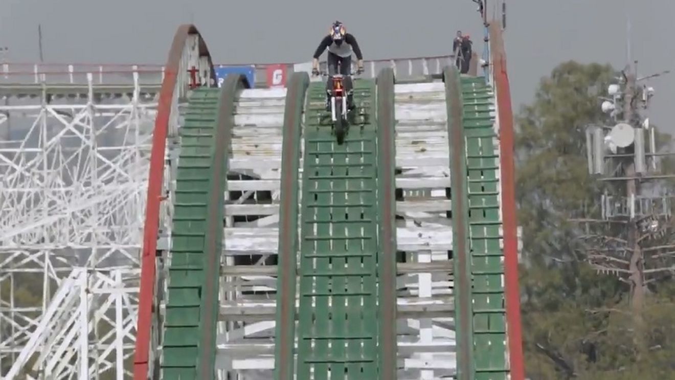 VIDEO SPECTACULOS | Un francez a parcurs pe motocicletă, neasigurat, unul dintre cele mai înalte montagne russe-uri