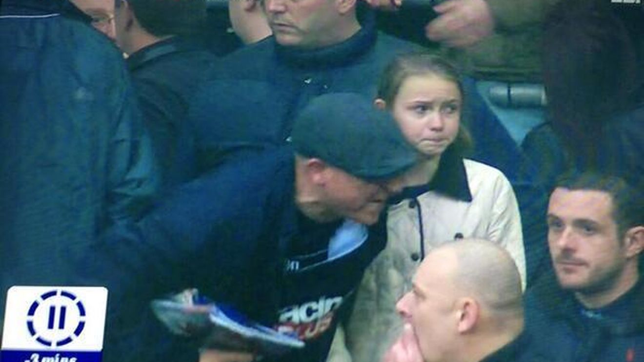 Scene de coșmar în semifinala Cupei Angliei.** O puștoaică nu a înțeles nimic și a izbucnit în lacrimi. FOTO Ce s-a întâmplat în "templul fotbalului" din Londra