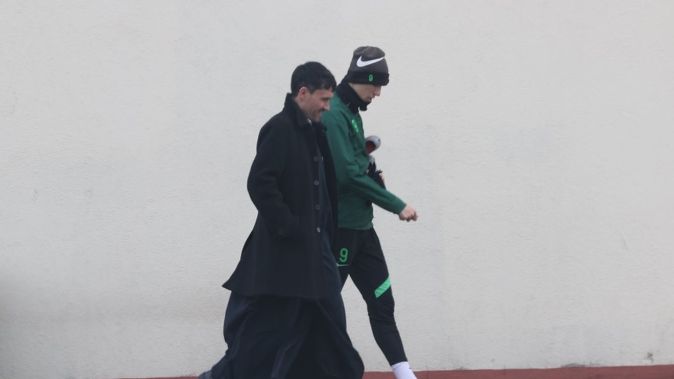 Când va vedea aceste imagini, Gigi Becali va exploda de fericire! Patronul miliardar i-a luat mașină, dar nu de „pește”, iar Tavi Popescu urmează calea credinței: cum a fost fotografiat fotbalistul alături de un preot! FOTO EXCLUSIV