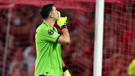 Portarul Emiliano Martinez a primit al doilea galben, la loviturile de departajare, dar arbitrul nu l-a eliminat. A apărat ultima execuție și a calificat-o pe Aston Villa în semifinale: de ce nu a primit roșu, de fapt!