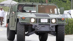 Cu "TAB"-ul la terasă. FOTO INCREDIBIL | Cum a fost surprins Schwarzenegger pe șosea