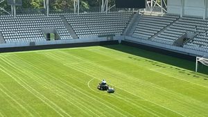 Varianta specialiștilor: gazonul de la Arcul de Triumf va fi tot mai prost! „Nu vedem semne bune". Detalii bizare de la ultima licitație: „A câștigat o firmă cu trei angajați care plimbă utilajele de la un stadion la altul!" | EXCLUSIV