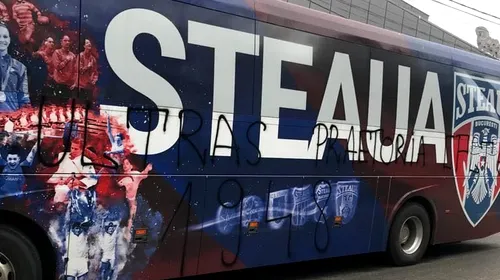 Autocarul Stelei, vandalizat la Timișoara! Numerele de înmatriculare au fost furate, iar suporterii au înjurat clubul din Ghencea | VIDEO