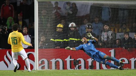 VIDEO Brazilia a intrat în ISTORIA Copa America!** Cum au ratat TOATE penalty-urile din partida cu Paraguay
