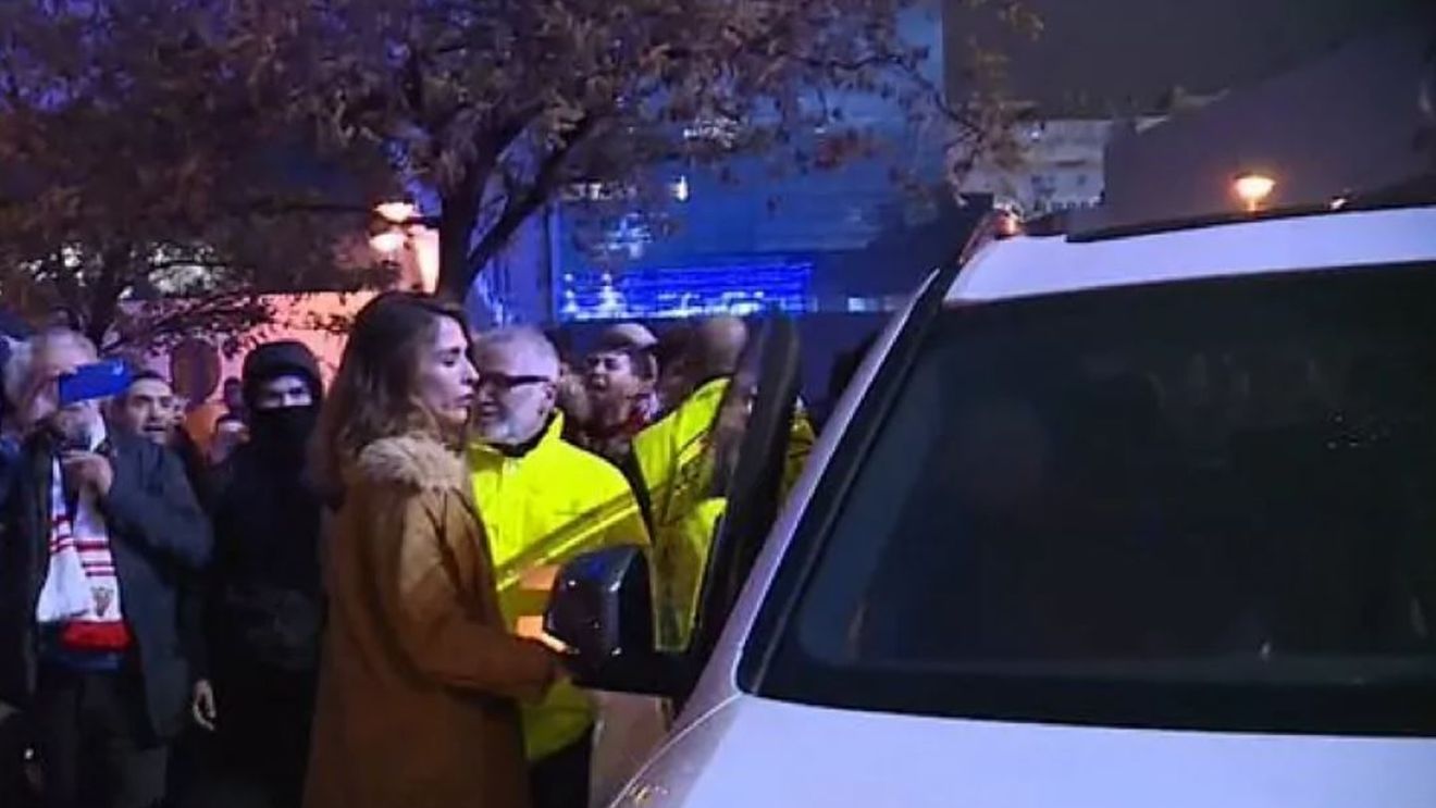 Scandalos! Fanii au așteptat-o și au atacat-o în fața stadionului pe femeia care conduce clubul: „Ne bagi în faliment!”