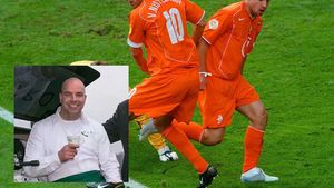 De necrezut. Ce face acum cel mai talentat jucător al generației "Chivu"! FOTO - Acum servește cafele și e de nerecunoscut