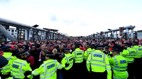 Nebunie în Londra, înainte de Arsenal – Koln! VIDEO | 20.000 de nemți au luat orașul cu asalt, la revenirea în Europa după 25 de ani. Startul meciului a fost întârzia o oră, mii de ultrași fără bilet au forțat intrarea în stadion