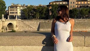 Simona Halep s-a plimbat într-o rochie mulată şi a întors toate privirile pe străzile din Roma