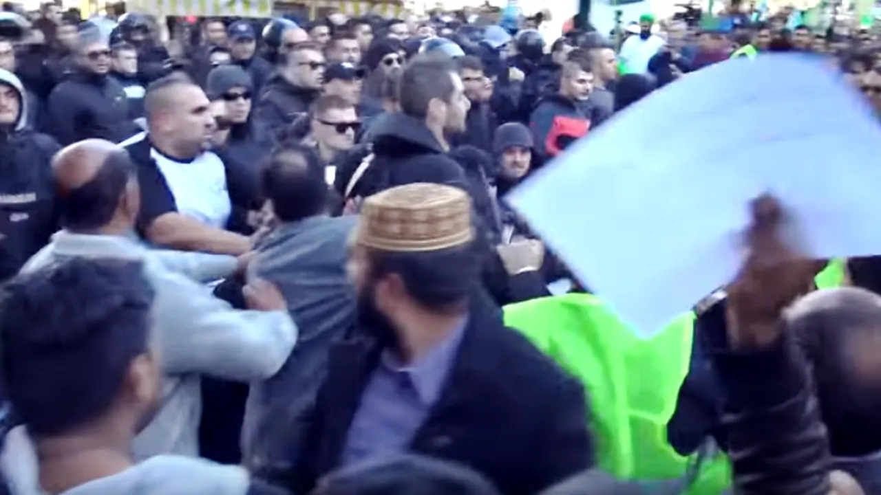 VIDEO | Sute de ultrași ai lui PAOK Salonic au atacat violent un marș al imigranților pakistanezi din Atena

