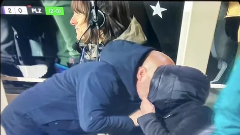 Șoc la TV pentru milioane de telespectatori italieni: antrenorul Fiorentinei a sărutat, în spatele băncii de rezerve, o jurnalistă căsătorită! A fost filmat și toată „Cizma” vorbește despre gestul neașteptat