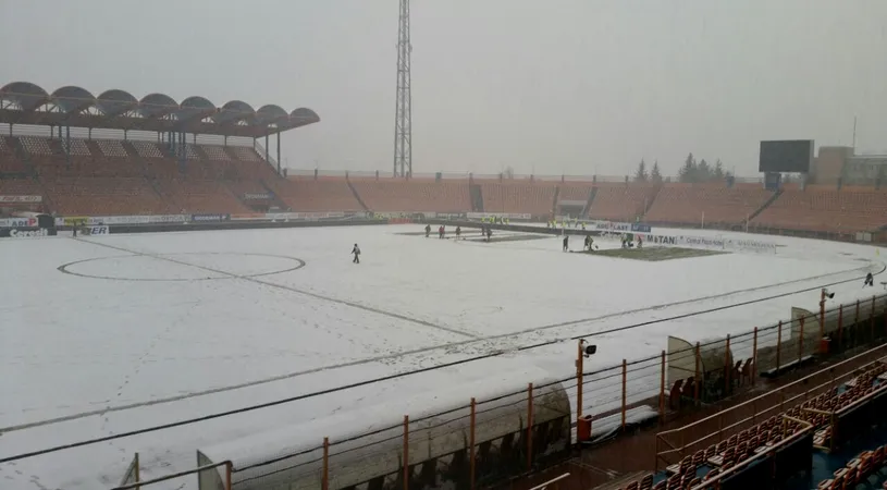 Emoții pentru starea gazonului, înainte de Ceahlăul - Steaua. FOTO | Terenul a fost acoperit de zăpadă