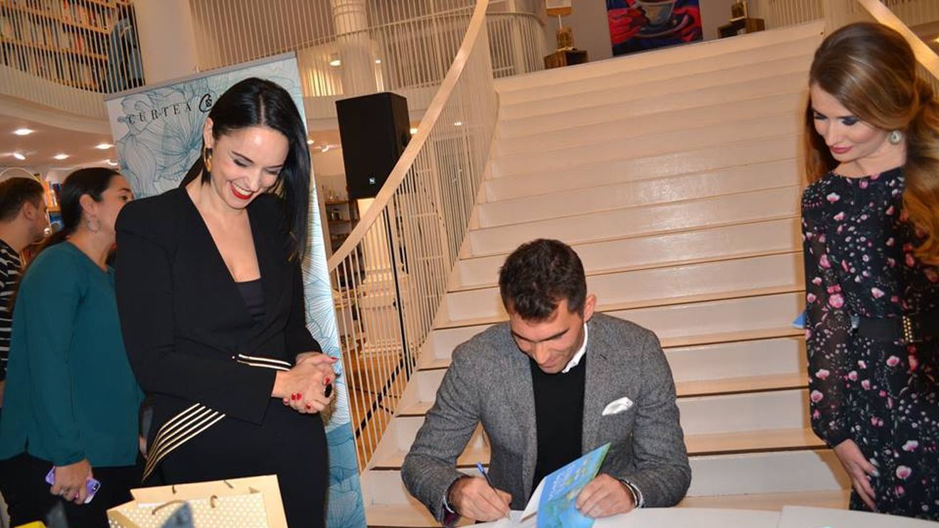 IMAGINEA ZILEI | Tecău i-a oferit Andreei Marin, cu dedicație, cartea "Viața în ritm de tenis". Ce alte personalități au mai venit la lansarea autobiografiei lui Horia