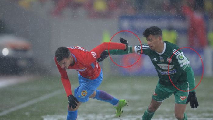 FOTO | Liga 1 oferă imagini de neuitat. Jucătorii de la Sepsi, la minus 13 Grade Celsius, și-au făcut mâneci din jambiere. "Le-a tăiat. Imaginativ! Săracul, arată ca o salată"