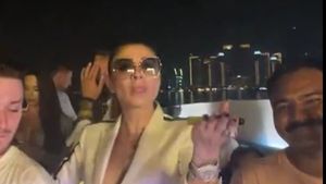 De când e femeie liberă, Anamaria Prodan chiar nu mai are nicio limită! Prima petrecere „sălbatică” la care a participat, după divorțul de Laurențiu Reghecampf: s-a dezlănțuit cu șampanie la Dubai, alături de Cătălin Botezatu, Ruby și musculoșii din Superkombat | VIDEO