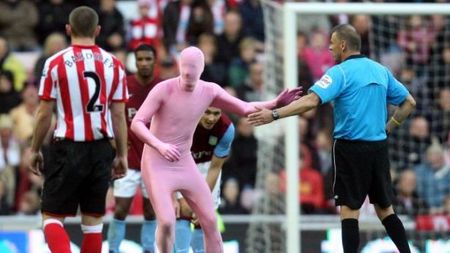 VIDEO** Nici arbitrul nu l-a putut opri! Pantera roz a invadat un teren din Anglia