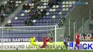 Gol genial înscris în Germania! Fază incredibilă reușită în meciul Erzebirge Aue - Hamburg | VIDEO