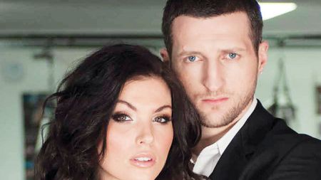 A îmblânzit "Cobra"!** Soția lui Carl Froch îl aleargă dimineața pe pugilist cu bicicleta