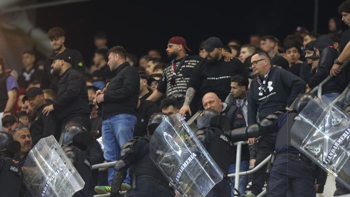Fanii Rapidului s-au luat la bătaie între ei la derby-ul cu Dinamo. Jandarmii, chemați de urgență în peluză