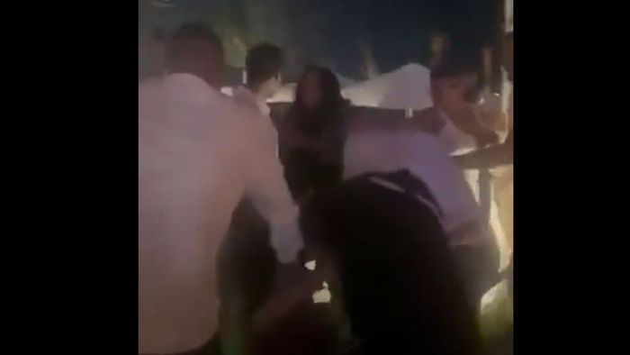 S-a prăbușit după ce nevestele lui s-au luat la bătaie și s-au păruit la restaurant! Imediat, a divorțat de una dintre ele