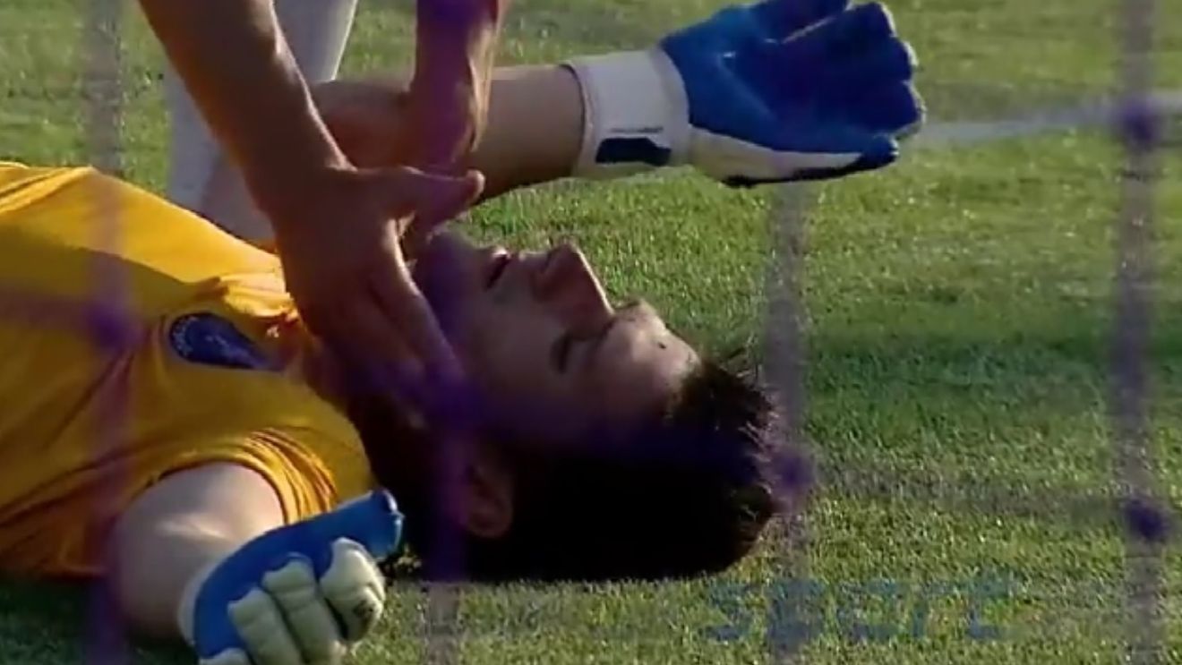 FOTO: Râmniceanu a fost la un pas de tragedie în meciul din Cupa Ligii dintre ACS Poli Timișoara și Viitorul. Portarul a fost transportat la spital