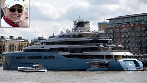 Patronul miliardar al lui Tottenham, Joe Lewis, are un super-yacht de 125 de milioane de euro, dotat cu un teren de tenis, acoperit, în mărime naturală!