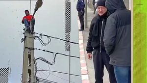 Scene terifiante în fața vilei lui Gigi Becali! Un bărbat a amenințat că se sinucide dacă nu vorbește cu patronul FCSB: s-a urcat pe un stâlp! Gestul uluitor al miliardarului | VIDEO