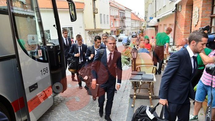 FOTO Steaua a tulburat liniștea din Vilnius!** Roș-albaștrii au fost primiți ca marile echipe de către lituanieni