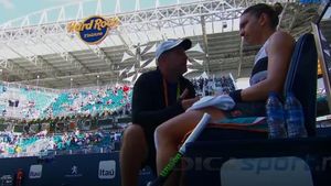 "Hai, te rog, concentrează-te!". Simona Halep și Daniel Dobre, dialog care spune multe. Reacția lui CTP când a văzut imaginile: "Sper să nu se mai repete!"