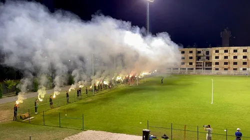 A început show-ul. Peluza Sud 97, spectacol grandios la antrenamentul lui U Craiova 1948 înainte de meciul derby al Olteniei!