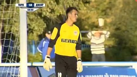 Ghinion sau prostie?** Portarul și-a "ajutat" adversarul să-i dea gol de la 70 de metri