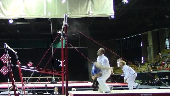 VIDEO | Interzis cardiacilor. Cum salvează un antrenor viața gimnastei pe care o pregătește. De două ori! 