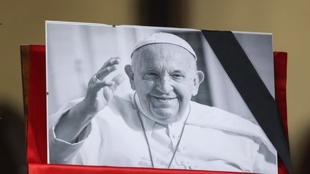 Cum i-a schimbat moartea Papei Francisc pregătirea lui Cristi Chivu pentru meciul Parma - Juventus. Ce s-a întâmplat, după amânarea partidei