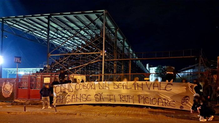 Suporterii lui U Cluj au trecut la amenințări! Mesaje dure afișate în fieful rivalei CFR Cluj, chiar lângă casele de bilete | FOTO