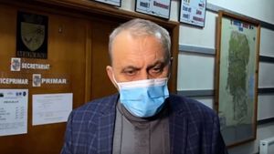 Primele imagini cu agresorii care au intrat și l-au bătut pe primarul din Mioveni, finanțatorul echipei din Liga 1! | VIDEO