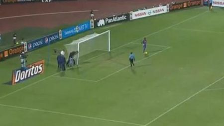 VIDEO! Râzi cu lacrimi. Asta e cea mai COMICĂ‚ fază a anului! Stâlpul unei porți... s-a rupt! Ce a urmat depășește cel mai tare film de comedie