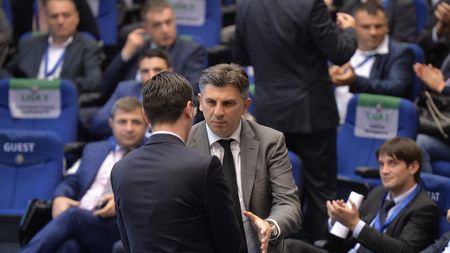 După ce l-a "măcelărit" în campanie, acum vrea să-l ajute. Anunțul suprinzător al lui Burleanu și oferta publică pentru Chivu: "La un moment dat va face acest pas!"