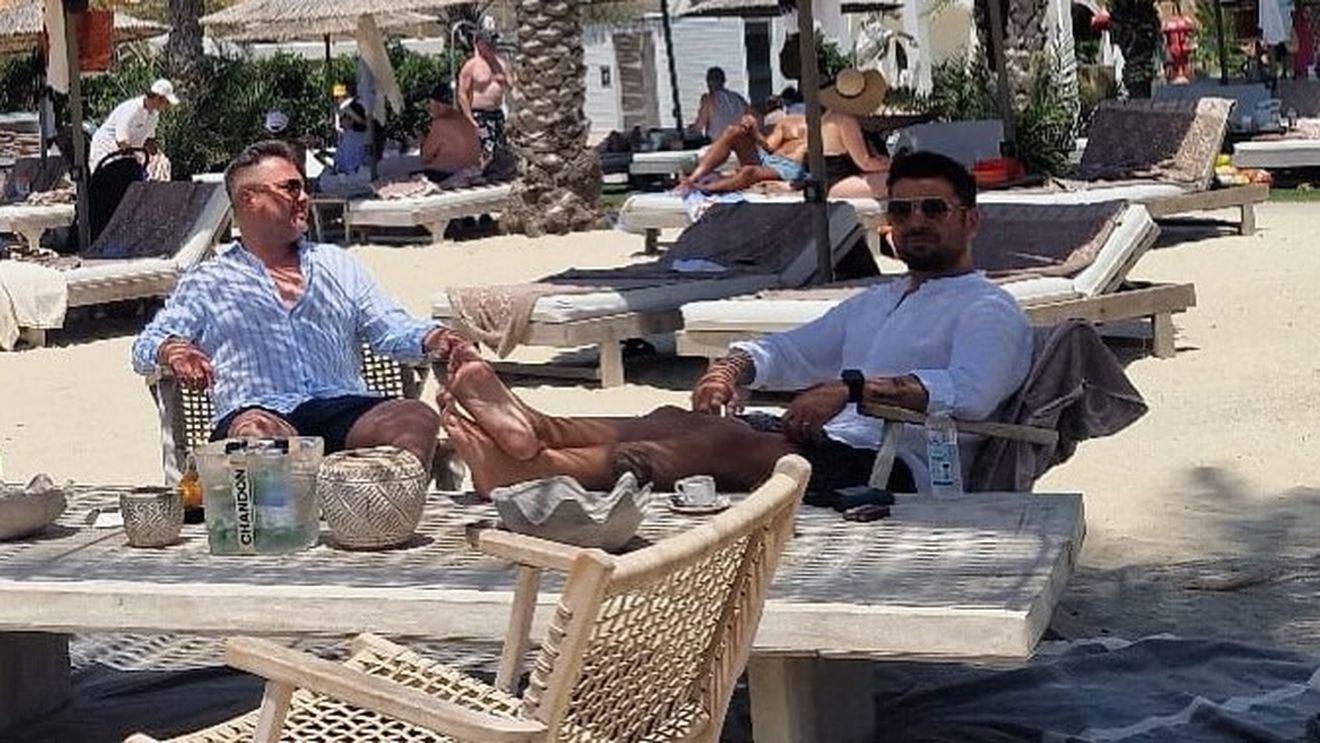 Românii sunt sub nămeți în vreme ce Adrian Mutu se destinde la soare, sub palmieri, în Cipru