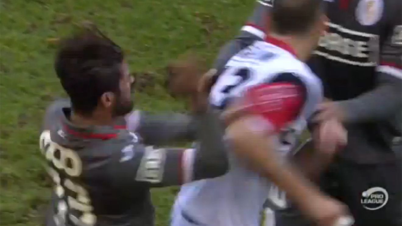 VIDEO - Atacat brutal în două rânduri, un fotbalist de la Standard a răbufnit și și-a atacat adversarul cu pumnul