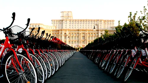 „Bicicleta rosie”, turul ciclist pentru amatori în jurul Palatului Parlamentului