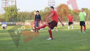 FOTO - "Pune mâna pe ea, că nu-i bombă!" "Câinii" s-au distrat pe cinste la Săftica. Mateuț și iubita lui Rus, premiați cu pixuri