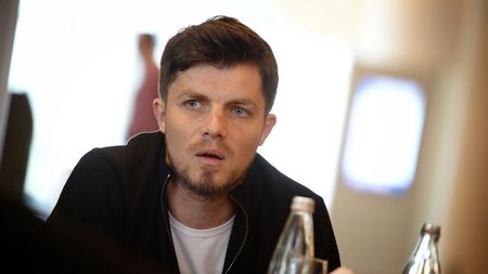 Alin Stoica se opune trendului prăpăstios după remiza de la Pristina: „Nu înțeleg de ce nu ne bucură un punct în Kosovo, dacă ne uităm pe unde joacă ei și pe la ce echipe suntem noi”.  Invită la un plan-surpriză în Elveția: „Vor lăsa spații, îi putem bate!”. Îl ia peste picior pe Gigi Becali: „Nu e un antrenor prea priceput dacă a ratat iar titlul” | ΕΧCLUSIV