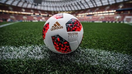 GALERIE FOTO | Adidas a lansat mingea oficială care va fi folosită în fazele eliminatorii ale Mondialului din Rusia: Telstar Mechta