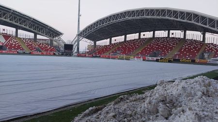 Gazonul stadionului UTA, protejat cu o folie de temperaturile cu minus!