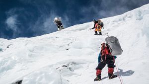 Alpiniștii români din Himalaya s-au oprit la cota 8.650, la 200 de metri de vârf. Au făcut-o la timp pentru a salva viața unuia din șerpași