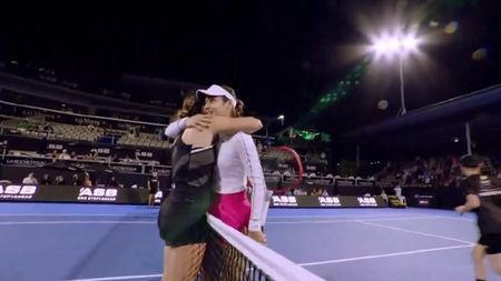 Meciul nebun dintre Gabriela Ruse și Emma Răducanu s-a încheiat după două ore și jumătate de joc! Gabi a revenit de la 2-5 în decisiv, dar britanica a avut ultimul cuvânt la Auckland. VIDEO