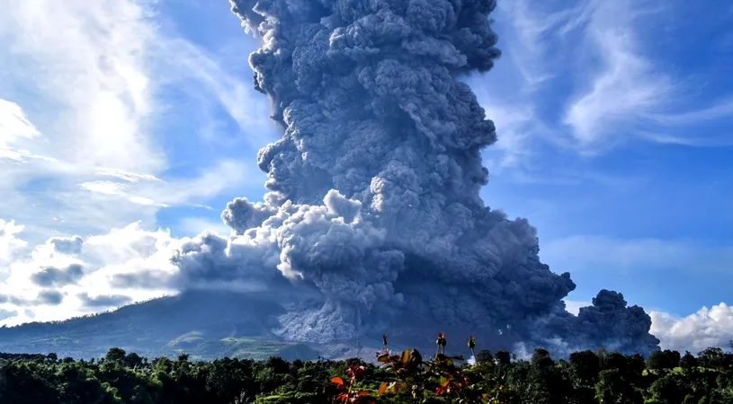 Trei erupții ale unui vulcan din Indonezia într-un interval de 48 de ore! Autoritățile au cerut ca oamenii din zonă să poarte măști de protecție | VIDEO