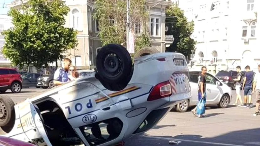 Mașină de poliție răsturnată în București! Ce s-a întâmplat