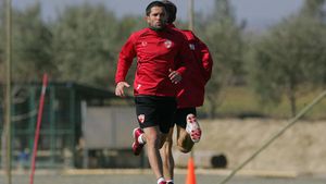 Munteanu:** "Sunt prieten cu Lăcătuș, era idolul meu în copilărie, dar duminică voi trece peste asta"